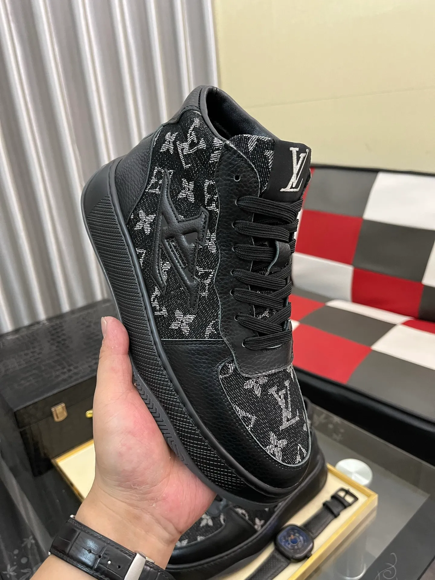 Ex-factory price: 438⌚️⌚️[LOUIS VUITTON] Same style as Louis Vuitton* official website 🚹Men's high-top casual shoes❤️Same style as popular celebrities and big names ~ Best-selling at home and abroad Lv focuses on the checkerboard series...Imported first-layer cowhide with special fabric ➕Full cotton, code number: 38-443️⃣Colors available
